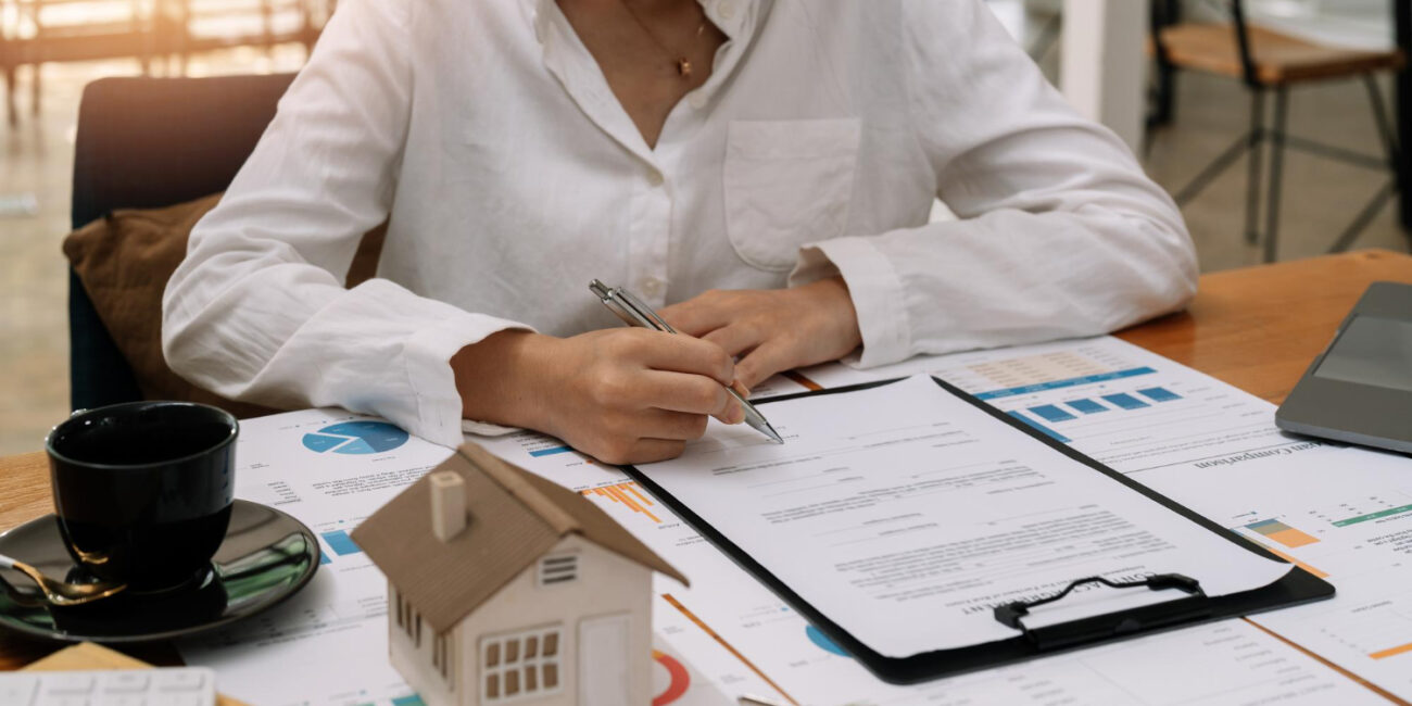 California homebuyer discussing a mortgage rate float-down with a loan professional
