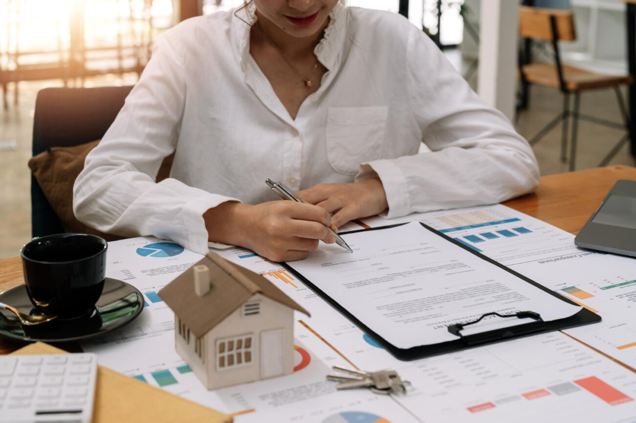 California homebuyer discussing a mortgage rate float-down with a loan professional