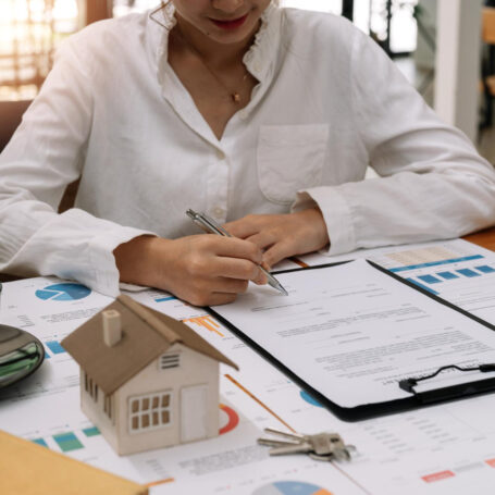 California homebuyer discussing a mortgage rate float-down with a loan professional